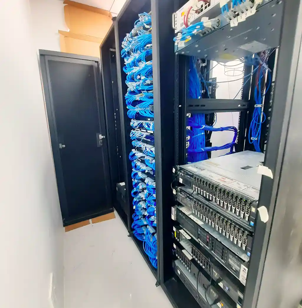 Thi công hạ tầng mạng chuyên nghiệp cho doanh nghiệp – Giải pháp tối ưu hệ thống CNTT 4 Hệ thống server, thiết bị mạng trung tâm được lắp đặt trong phòng máy lạnh riêng, đảm bảo hiệu suất hoạt động và độ bền thiết bị.